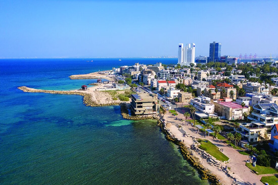 מבט אווירי על חוף בת גלים, חיפה — מצוק, מגדלי הים ומפרץ חיפה
